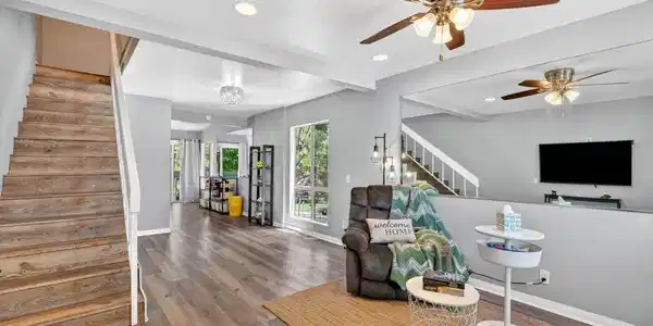 225 S Ventura Road