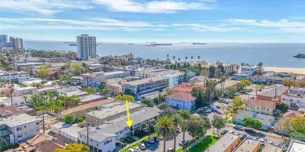 100 Cerritos