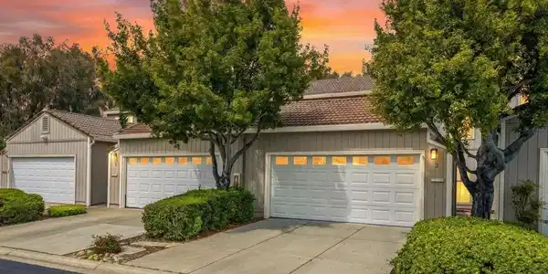 2 Knoll Ct