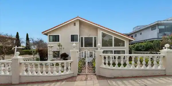 2222 Pier Avenue