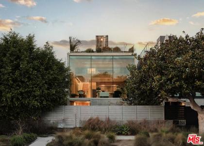 533 1/2 Grand Boulevard