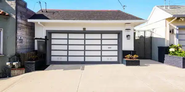 584 Hillside Boulevard