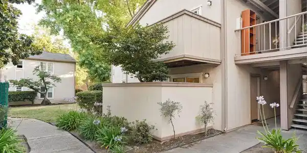 385 Camelback Rd