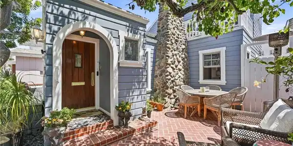 1617 E Balboa Boulevard