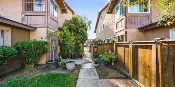 1302 W San Ysidro
