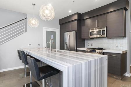 687 S Coast Highway 101