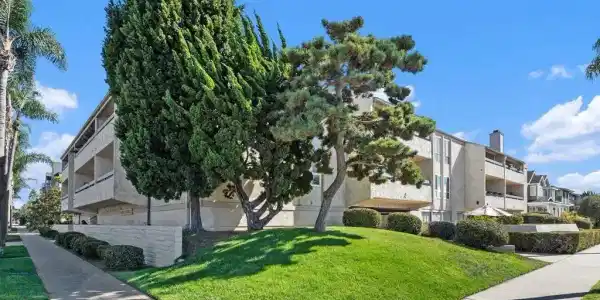 821 E Ave