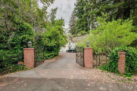 123 Stockbridge Avenue