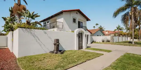 2039 Irvine Avenue