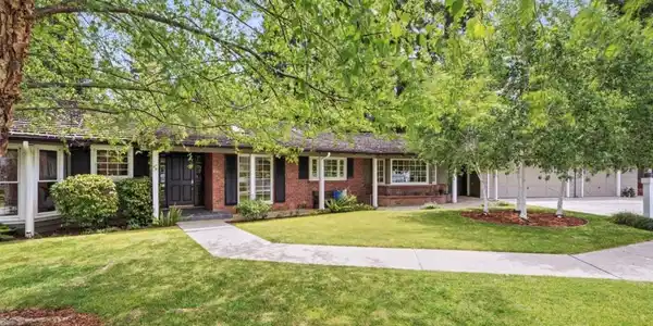 833 Dixon Way