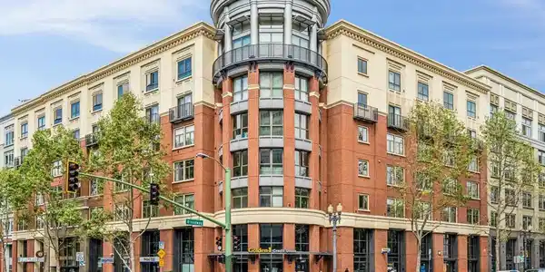 438 W Grand Ave