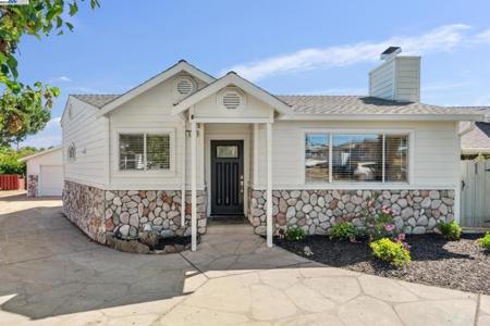 577 Dorothy Ln