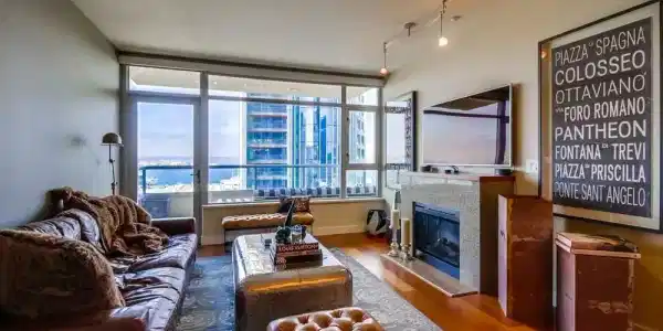 700 W E St