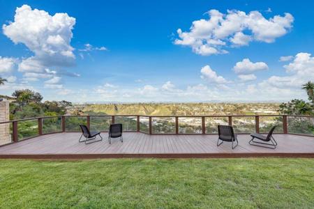 5777 Desert View Dr