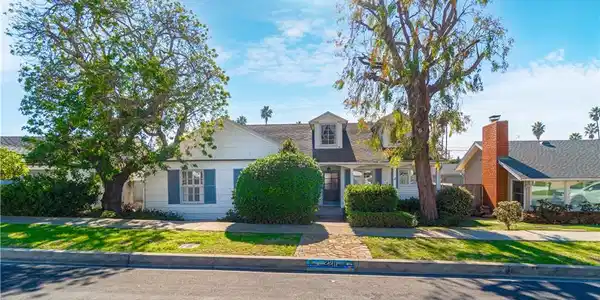 2211 W 37th