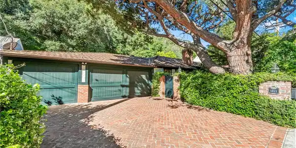 1821 Mandeville Canyon