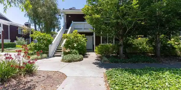 211 Bayside Ct