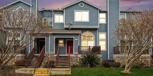 476 E E St