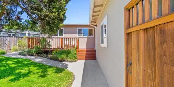 1055 View Way