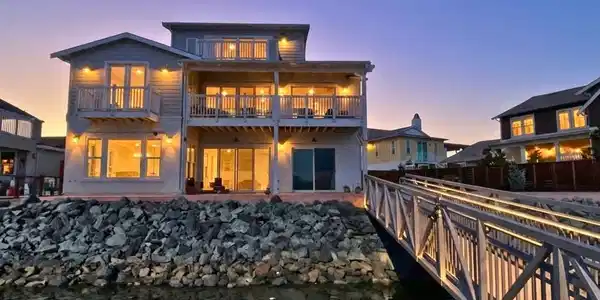 290 Waterside Pl
