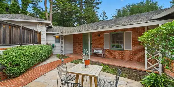 2383 Thackeray Dr