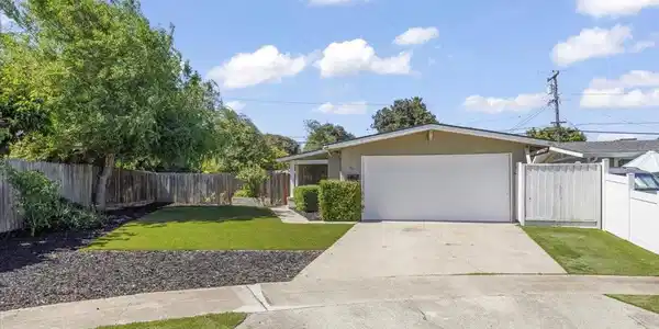 711 Lotuslake Court