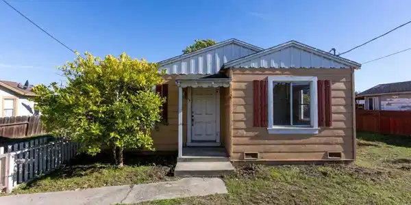 15 Lone Pine Avenue