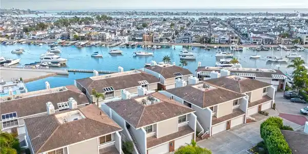990 Bayside Cove
