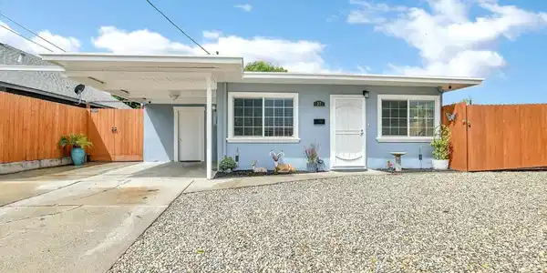 37 Beach Dr