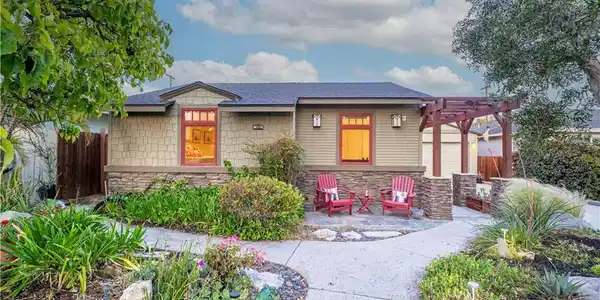 386 Los Altos Avenue