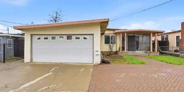 2548 Hazelwood Way