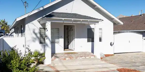 932 W Crestwood Street