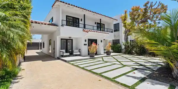 916 Santiago Avenue
