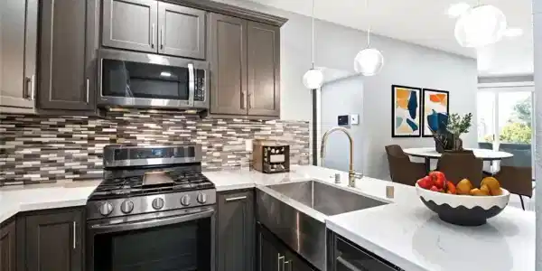 1380 W Capitol