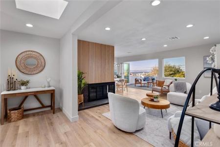 221 Via Los Miradores