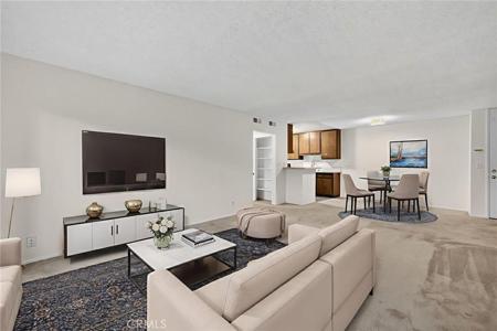 576 N Bellflower