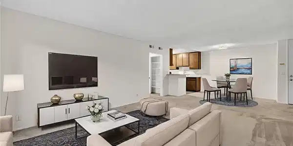 576 N Bellflower