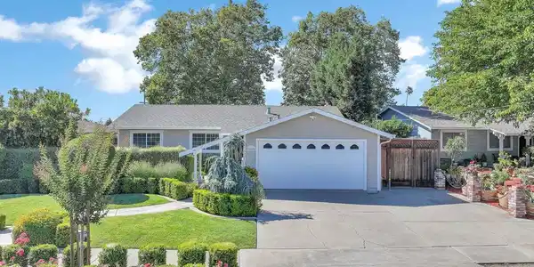3555 Thunderbird Dr