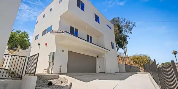 2760 Reo Dr