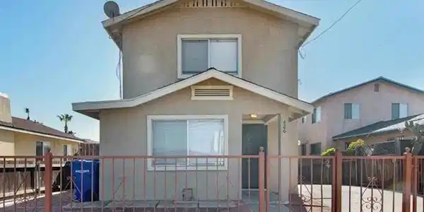 426 E Plaza