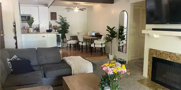 21372 Brookhurst