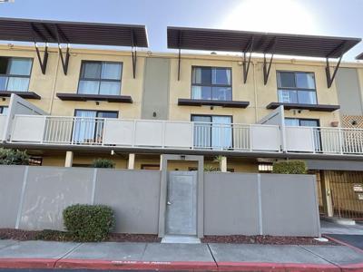 1102 1102 Admiralty Ln