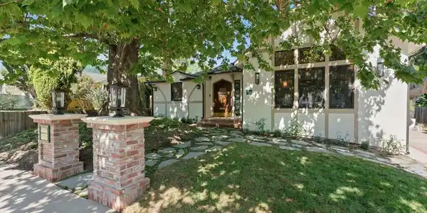 224 N Bowling Green Way