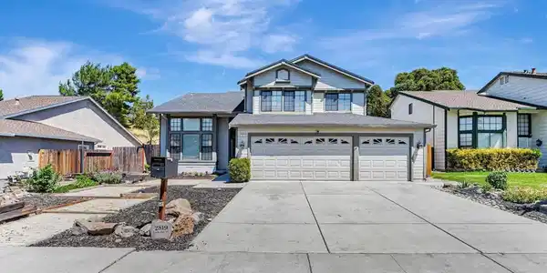 2819 Larkspur Dr