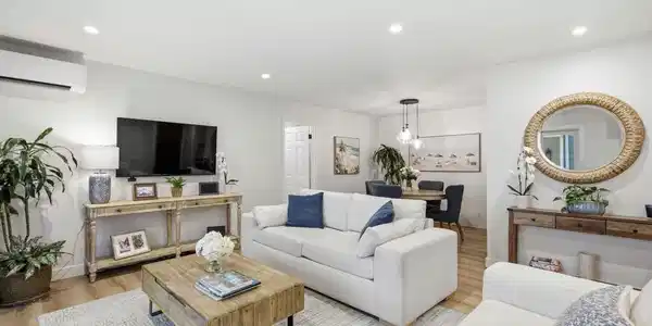 858 E Ave