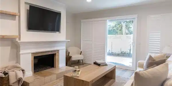 1322 W Park Western