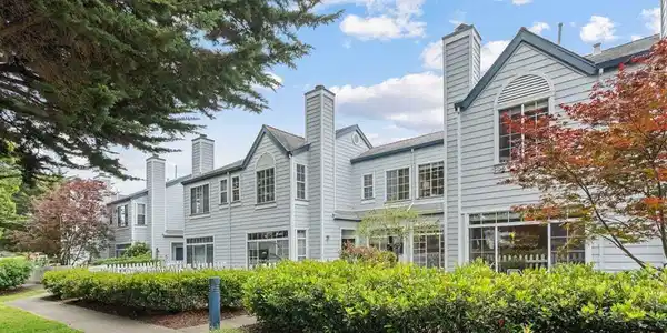 208 Commodore Dr