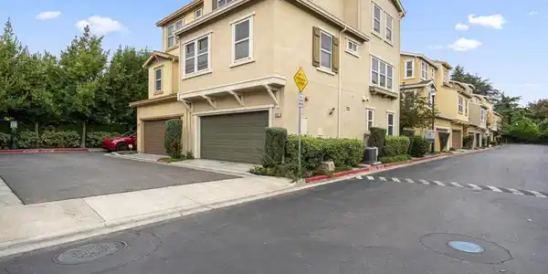1042 Old Oak Lane