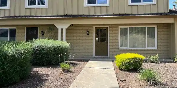 13 Fountainhead Ct