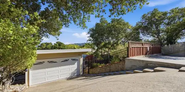 1912 Oak Knoll Drive